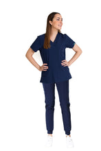 Cargar imagen en el visor de la galería, KIT Estudiantes - Chamarra Fit Jacket Extra Gruesa y Conjunto Quirúrgico con Pant JOGGER Doble Stretch Repelente a fluidos para Dama