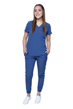 Cargar imagen en el visor de la galería, KIT Estudiantes - Chamarra Fit Jacket Extra Gruesa y Conjunto Quirúrgico con Pant JOGGER Doble Stretch Repelente a fluidos para Dama