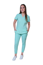 Cargar imagen en el visor de la galería, KIT Estudiantes - Chamarra Fit Jacket Extra Gruesa y Conjunto Quirúrgico con Pant JOGGER Doble Stretch Repelente a fluidos para Dama