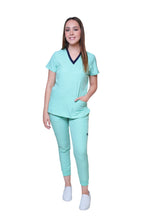 Cargar imagen en el visor de la galería, KIT Estudiantes - Chamarra Fit Jacket Extra Gruesa y Conjunto Quirúrgico con Pant JOGGER Doble Stretch Repelente a fluidos para Dama