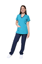 Cargar imagen en el visor de la galería, KIT Estudiantes - Chamarra Fit Jacket Extra Gruesa y Conjunto Quirúrgico con Pant Recto Doble Stretch Repelente a fluidos para Dama