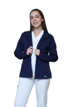 Cargar imagen en el visor de la galería, CHAMARRA FIT JACKET EXTRA GRUESA- DOBLE STRETCH CON CIERRE con REPELENTE A FLUIDOS para Dama - EV-58