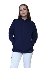 Cargar imagen en el visor de la galería, KIT Estudiantes - Chamarra Fit Jacket Extra Gruesa y Conjunto Quirúrgico con Pant JOGGER Doble Stretch Repelente a fluidos para Dama