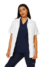 Cargar imagen en el visor de la galería, Filipina Top KA-01R CIERRE -Color BLANCO Dama- REPELENTE A FLUIDOS- KAREN MEDICAL FASHION