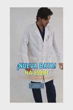 Cargar y reproducir el video en el visor de la galería, Bata Médica y de Laboratorio UNISEX con REPELENTE A FLUIDOS- TELA GABARDINA - HA-9599GR