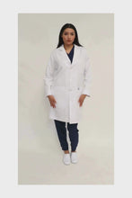 Cargar y reproducir el video en el visor de la galería, Bata Médica y de Laboratorio UNISEX con REPELENTE A FLUIDOS- TELA GABARDINA - HA-9599GR