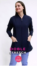 Cargar y reproducir el video en el visor de la galería, CHAMARRA WARM UP DOBLE STRETCH CON CIERRE con REPELENTE A FLUIDOS para Dama - EV-25
