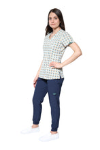 Cargar imagen en el visor de la galería, Conjunto SET Filipina y Pantalón JOGGER EV-04 Tatita REPELENTE A FLUIDOS-Color ESTAMPADO DINOSAURIOS con PANT JOGGER MARINO Dama-Ana Isabel Uniformes