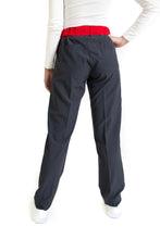 Cargar imagen en el visor de la galería, Pantalón Pant EV-120 REPELENTE A FLUIDOS-Color PEWTER/ROJO Dama-Ana Isabel Uniformes