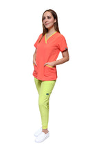 Cargar imagen en el visor de la galería, Conjunto SET Filipina y Pantalón JOGGER EV-18 CANDY REPELENTE A FLUIDOS-Color Durazno/Lima Dama-Ana Isabel Uniformes