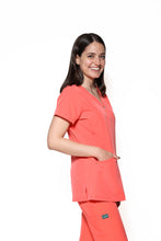 Cargar imagen en el visor de la galería, Filipina Top EV-30 Paola REPELENTE A FLUIDOS-Color DURAZNO Dama-Ana Isabel Uniformes