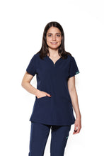 Cargar imagen en el visor de la galería, Filipina Top EV-30 Paola REPELENTE A FLUIDOS-Color MARINO Dama-Ana Isabel Uniformes