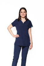 Cargar imagen en el visor de la galería, Filipina Top EV-30 Paola REPELENTE A FLUIDOS-Color MARINO Dama-Ana Isabel Uniformes