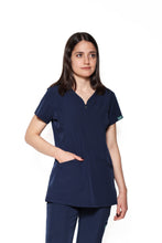 Cargar imagen en el visor de la galería, Conjunto SET Filipina y Pantalón EV-30 Paola con Cierre REPELENTE A FLUIDOS-Color Marino Dama-Ana Isabel Uniformes