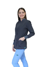 Cargar imagen en el visor de la galería, CHAMARRA WARM UP DOBLE STRETCH CON CIERRE con REPELENTE A FLUIDOS para Dama - EV-25