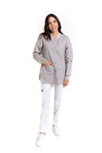 Cargar imagen en el visor de la galería, WARM UP Chamarra Médica - Salida de Hospital - para Dama - Color GRIS- KA-38 KAREN MEDICAL FASHION