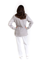 Cargar imagen en el visor de la galería, WARM UP Chamarra Médica - Salida de Hospital - para Dama - Color GRIS- KA-38 KAREN MEDICAL FASHION
