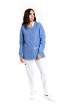 Cargar imagen en el visor de la galería, WARM UP Chamarra Médica - Salida de Hospital - para Dama - Color PLUMBAGO- KA-38 KAREN MEDICAL FASHION