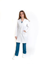Cargar imagen en el visor de la galería, Bata Médica de Dama REPELENTE A FLUIDOS KA-39R-Bata BOTÓN OCULTO-Karen Medical Fashion
