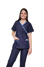 Cargar imagen en el visor de la galería, Conjunto SET Filipina y Pantalón KA-56 MARIPOSITAS -Color MARINO/PLUMBAGO- Dama- KAREN MEDICAL FASHION