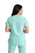 Cargar imagen en el visor de la galería, Filipina Top EV-04 Tatita REPELENTE A FLUIDOS-Color PISTACHE Dama-Ana Isabel Uniformes