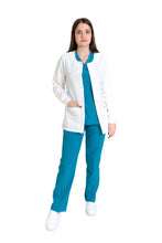 Cargar imagen en el visor de la galería, WARM UP Chamarra Médica - Salida de Hospital - para Dama - Color Blanco- KA-38 KAREN MEDICAL FASHION