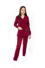 Cargar imagen en el visor de la galería, Conjunto SET Filipina MANGA LARGA y Pantalón EV-16 Tatita REPELENTE A FLUIDOS-Color VINO Dama-Ana Isabel Uniformes