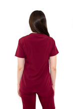 Cargar imagen en el visor de la galería, Conjunto SET Filipina y Pantalón EV-02 Muñin REPELENTE A FLUIDOS-Color VINO Dama-Ana Isabel Uniformes