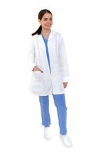 Cargar imagen en el visor de la galería, Bata Médica de Laboratorio para Dama KA-32-ALFORZAS-Karen Medical Fashion