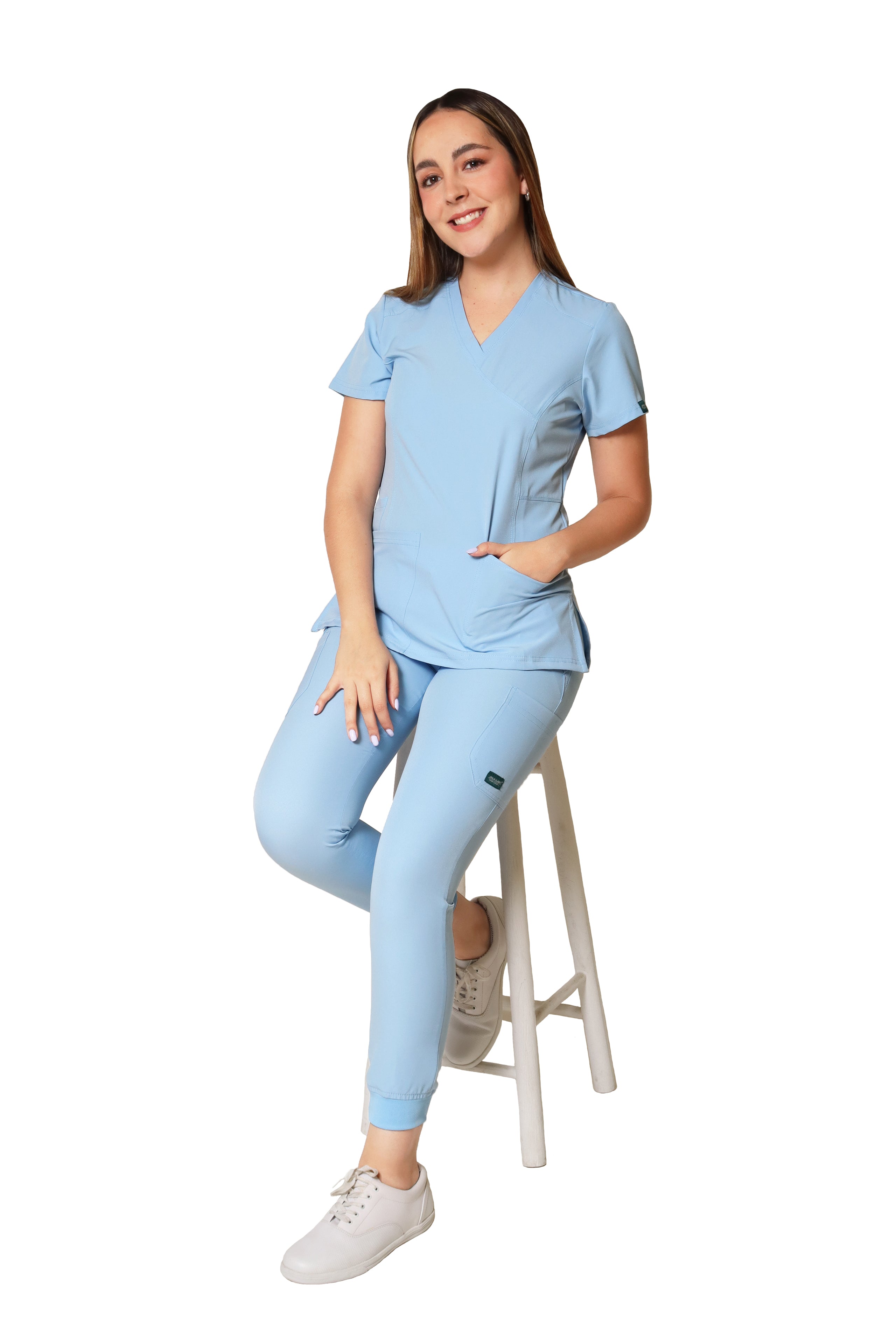 Conjunto SET Filipina y Pantalón JOGGER EV-04 Tatita REPELENTE A FLUIDOS-Color CELESTE Dama-Ana Isabel Uniformes