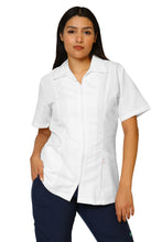 Cargar imagen en el visor de la galería, Filipina Top KA-01R CIERRE -Color BLANCO Dama- REPELENTE A FLUIDOS- KAREN MEDICAL FASHION
