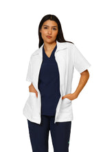 Cargar imagen en el visor de la galería, Filipina Top KA-01R CIERRE -Color BLANCO Dama- REPELENTE A FLUIDOS- KAREN MEDICAL FASHION
