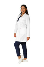 Cargar imagen en el visor de la galería, Bata Médica de Laboratorio para Dama KA-34R-ROMBO LARGA- REPELENTE A FLUIDOS- Karen Medical Fashion
