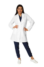 Cargar imagen en el visor de la galería, Bata Médica de Laboratorio para Dama KA-34R-ROMBO LARGA- REPELENTE A FLUIDOS- Karen Medical Fashion
