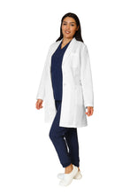 Cargar imagen en el visor de la galería, Bata Médica de Laboratorio para Dama KA-34R-ROMBO LARGA- REPELENTE A FLUIDOS- Karen Medical Fashion
