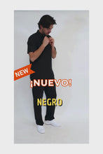 Cargar y reproducir el video en el visor de la galería, CONJUNTO PH-01 HOMBRE PLAYERA TIPO POLO- STRETCH REPELENTE
