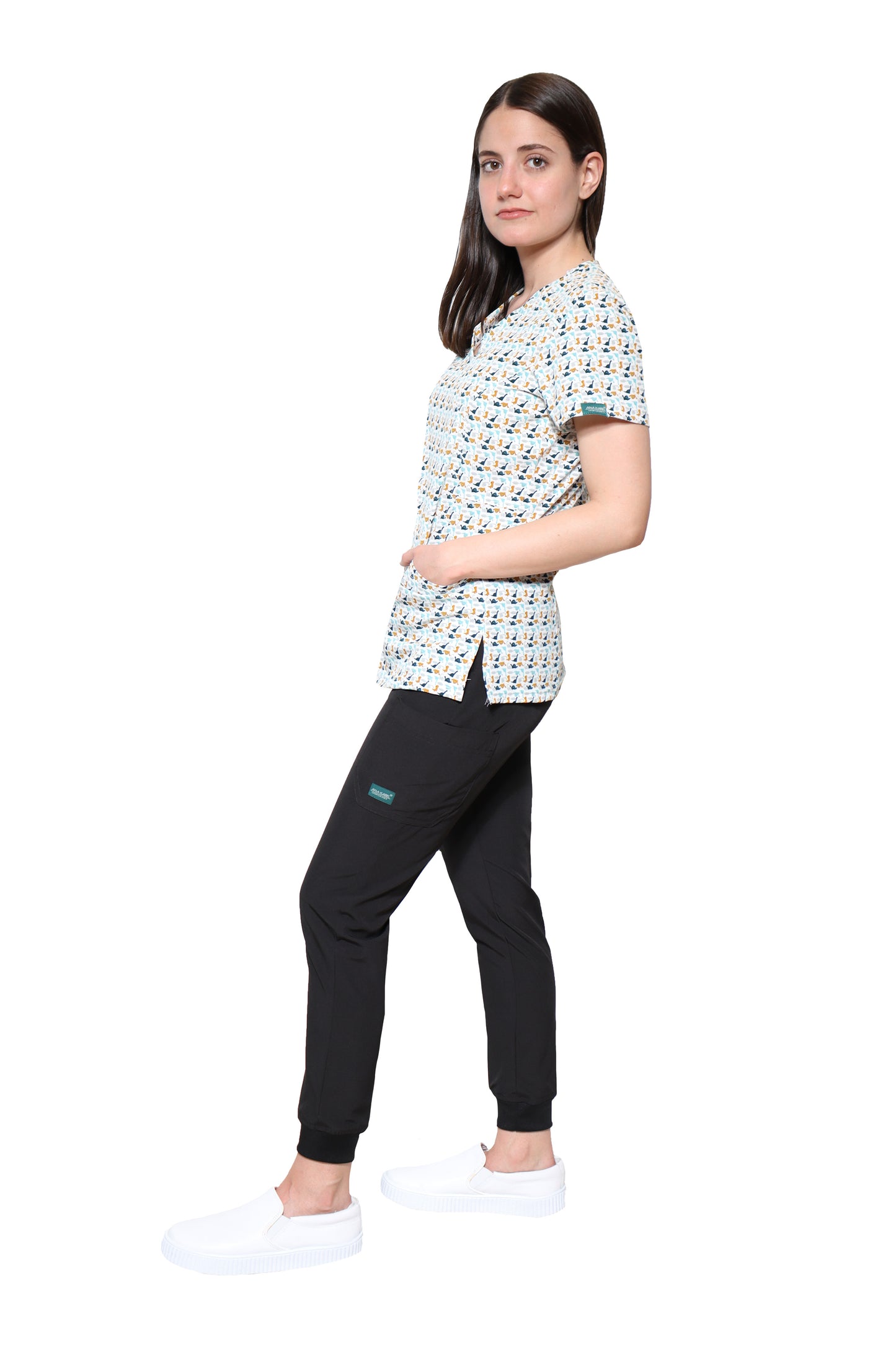 Conjunto SET Filipina y Pantalón JOGGER EV-04 Tatita REPELENTE A FLUIDOS-Color ESTAMPADO DINOSAURIOS con PANT JOGGER NEGRO Dama-Ana Isabel Uniformes