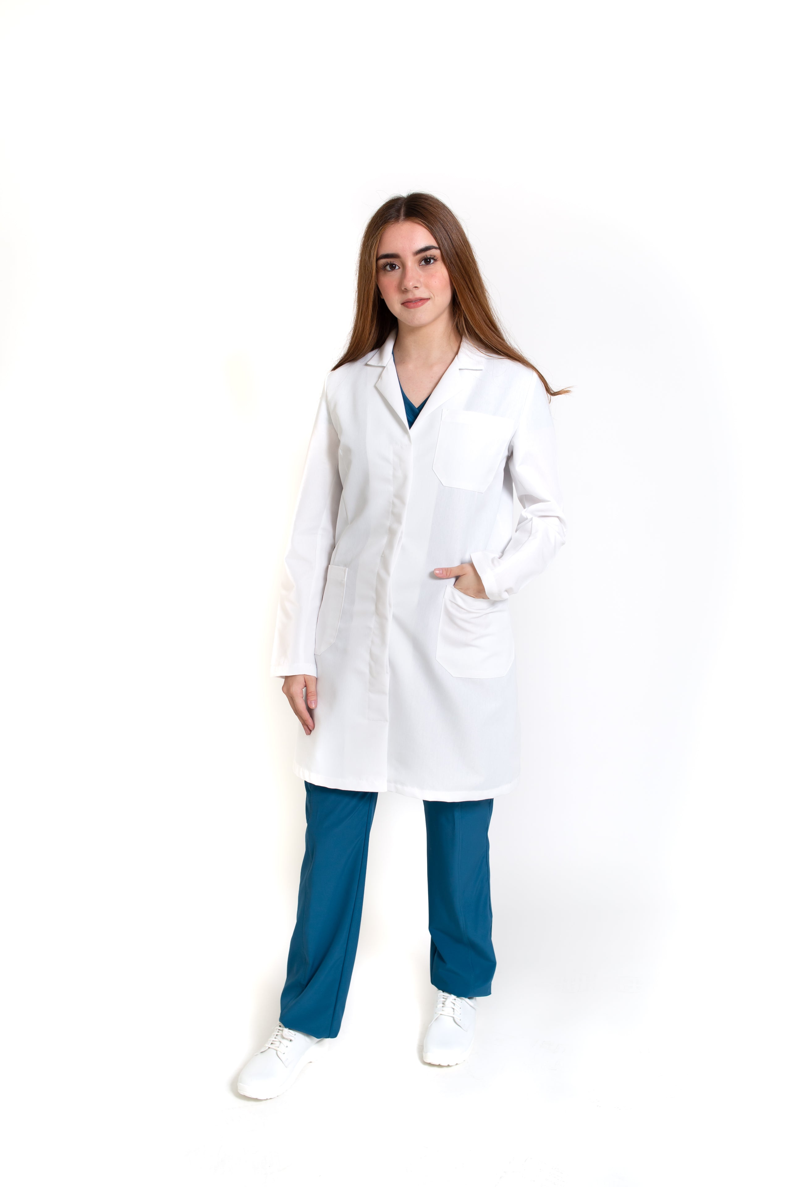 Bata Médica de Dama REPELENTE A FLUIDOS KA-39R-Bata BOTÓN OCULTO-Karen Medical Fashion