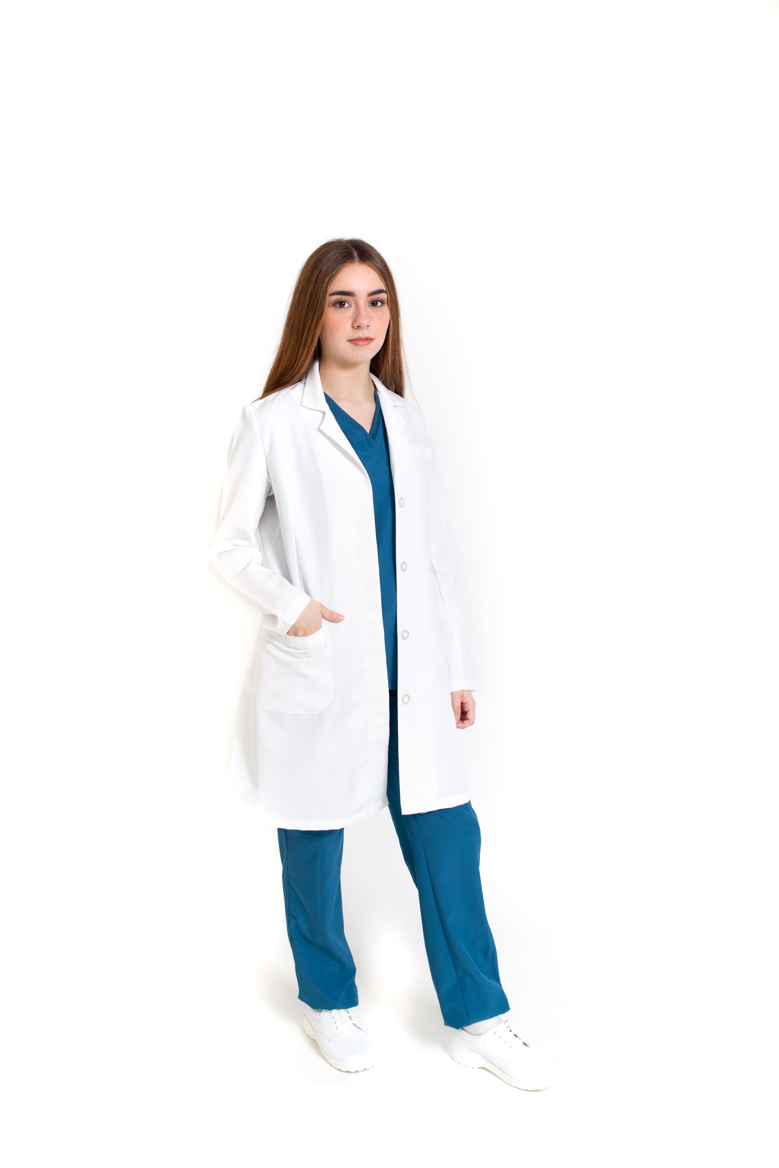 Bata Médica de Dama REPELENTE A FLUIDOS KA-39R-Bata BOTÓN OCULTO-Karen Medical Fashion