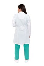 Cargar imagen en el visor de la galería, Bata Médica de Laboratorio para Dama KA-34-ROMBO LARGA-Karen Medical Fashion
